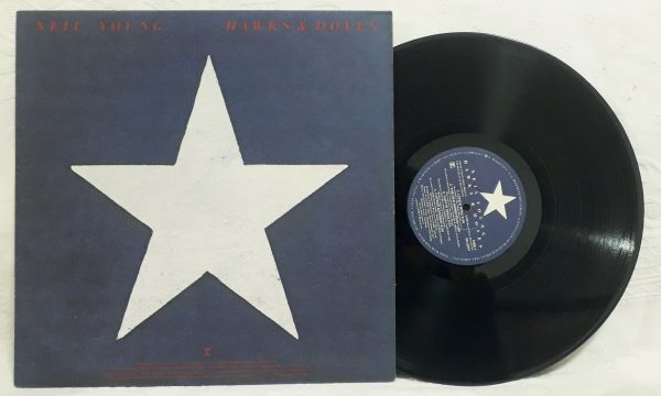 LP  NEIL YOUNG   HAWKS & DOVES    (IMPORTADO)